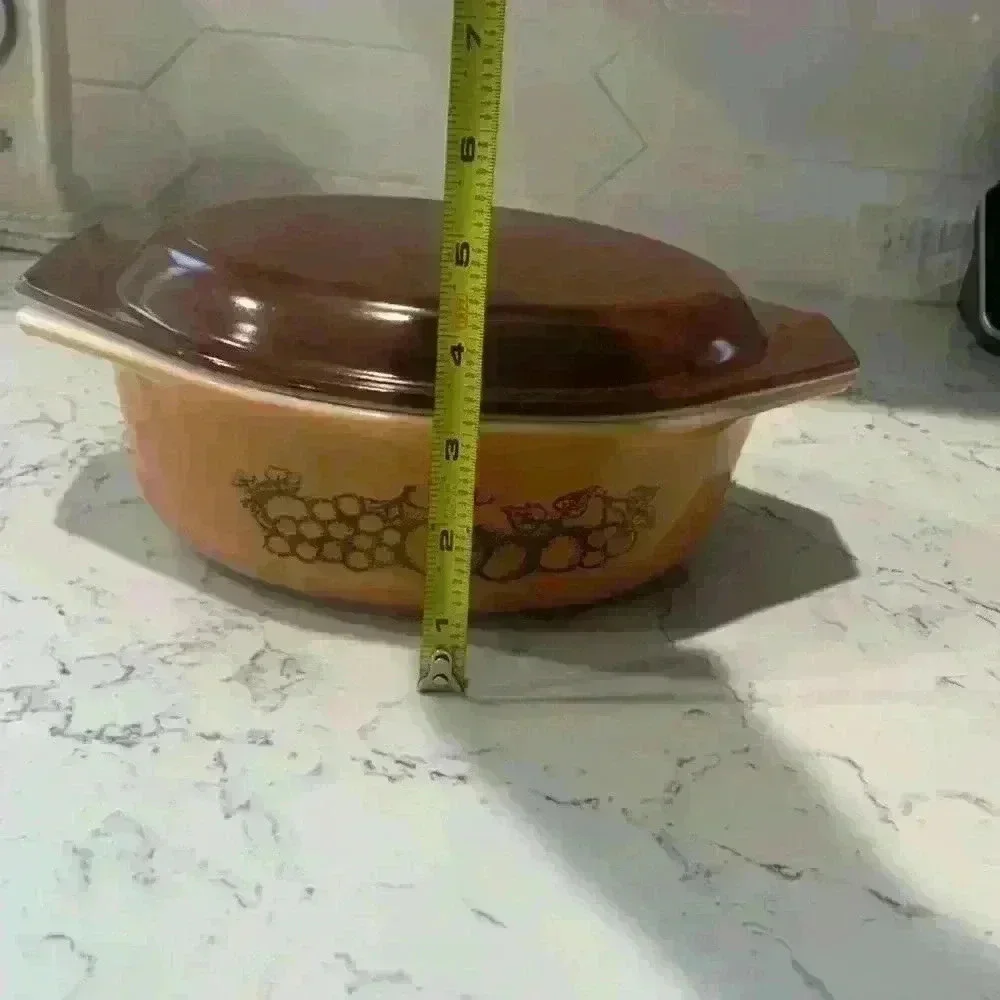 Pyrex Vintage serving bowl with Lid